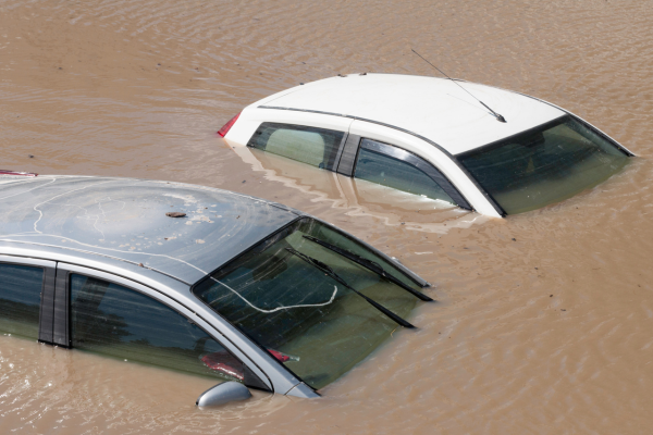 Cómo escapar de un coche dentro del agua