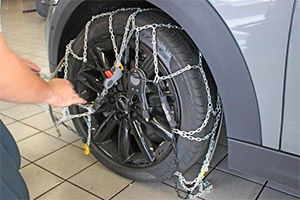 Cómo poner las cadenas para la nieve en las ruedas del coche